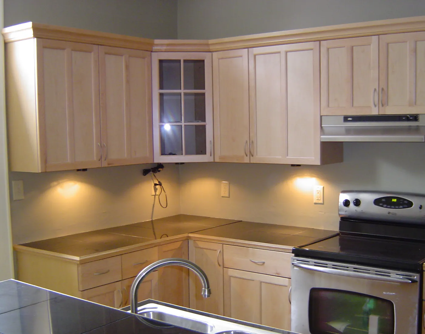 Finished kitchen with an undermount stainless sink and single-lever faucet next to a stainless range